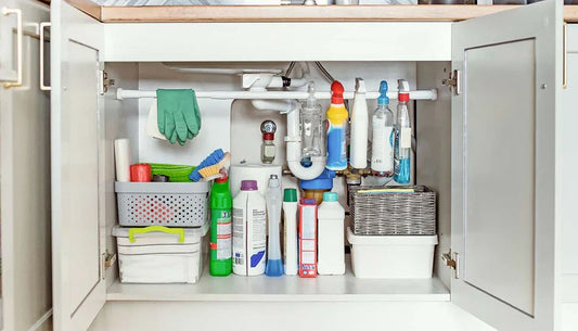 Come organizzare il sottolavello: 5 idee salvaspazio per una cucina ordinata